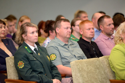 Специалистам лесхоза торжественно вручили партийные билеты Белорусской партии «Белая Русь»
